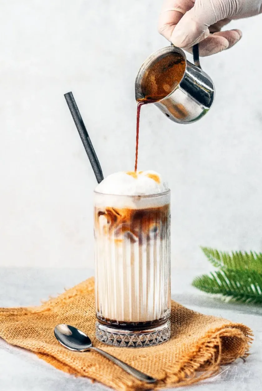 Iced latte pour